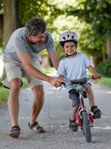 9878744-a-mediados-de-hombre-de-avanzada-edad-ensenando-su-hijo-a-montar-en-bicicleta
