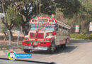 Varios buses adornados con los colores de Esquipulas se ven por la carretera.